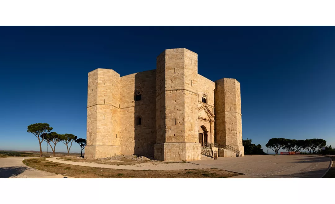 Il primo sole dell'estate sorge al Castel del monte –