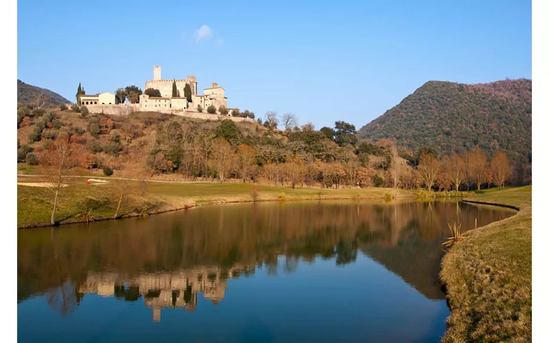 A green on the slopes of the castle: the Antognolla Golf