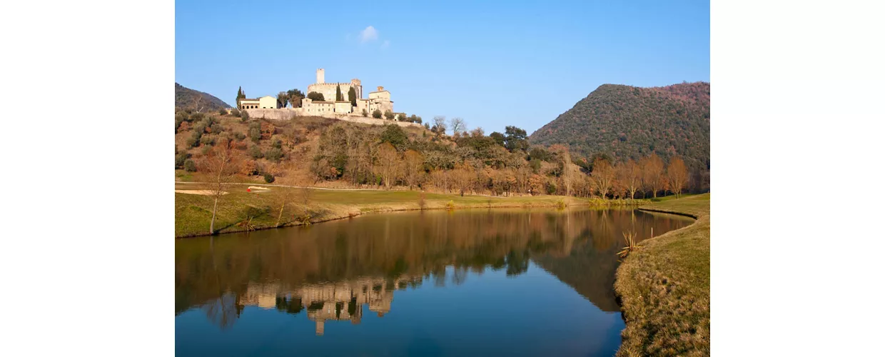 Antognolla - Perla perugina alle pendici dell’Castello di Antognolla: con la sua magnificenza domina l’intero green