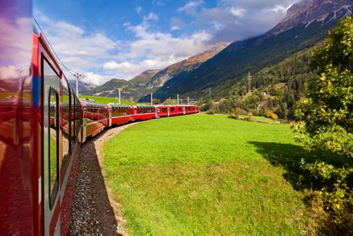 El Ferrocarril Rético, la obra maestra de ingeniería que atraviesa un tramo de los Alpes