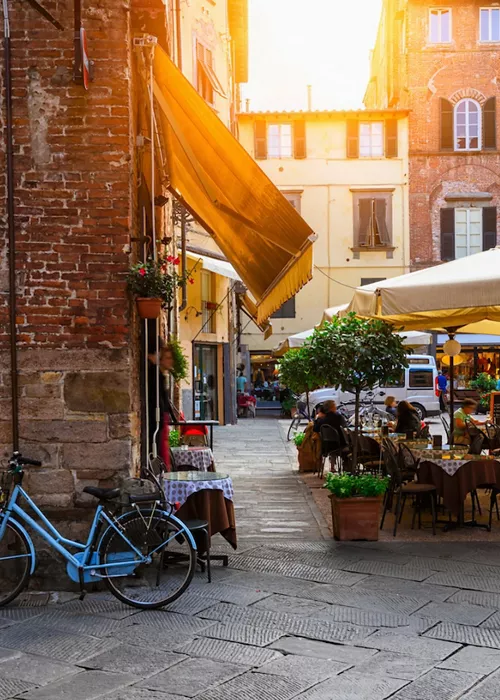 Lucca, a Tuscan jewel surrounded by imposing walls