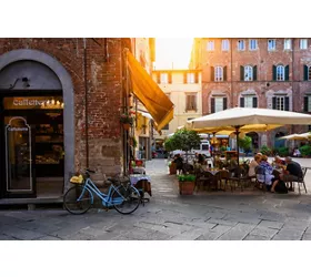 Lucca, gioiello toscana racchiusa tra imponenti mura 