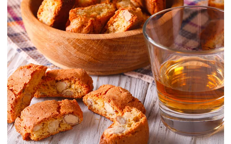 Cantucci accompagnati da un bicchiere di Vin Santo