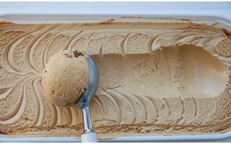 Eis mit Blick aufs Meer