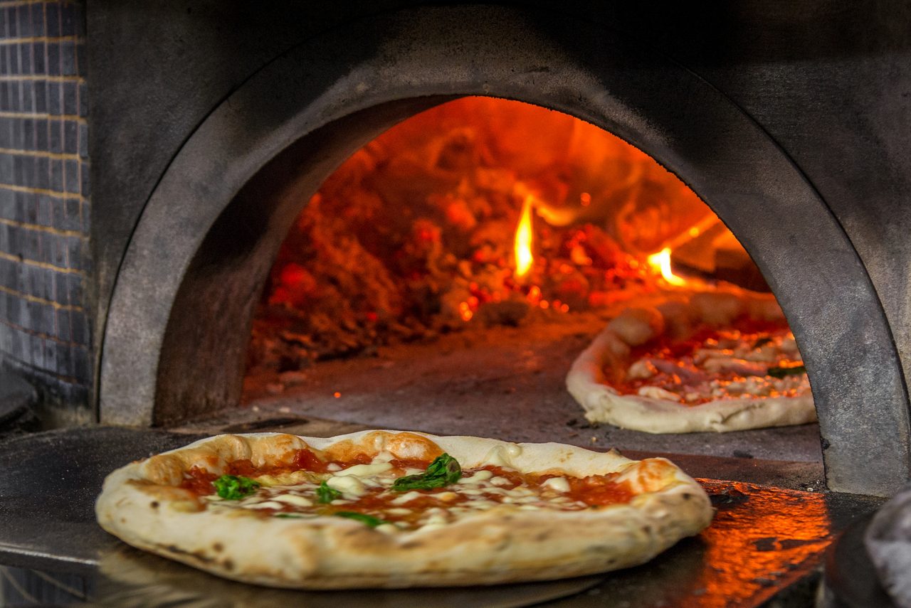 picture of a real pizza oven in one of the most famous pizzerias of Napoli