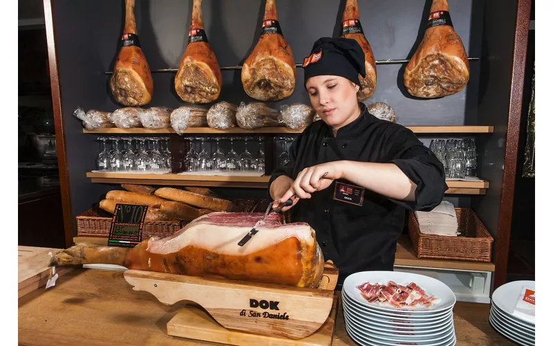 Taglio a mano di prosciutto San Daniele