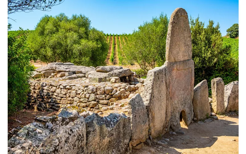 Túmulos de gigantes e poços sagrados