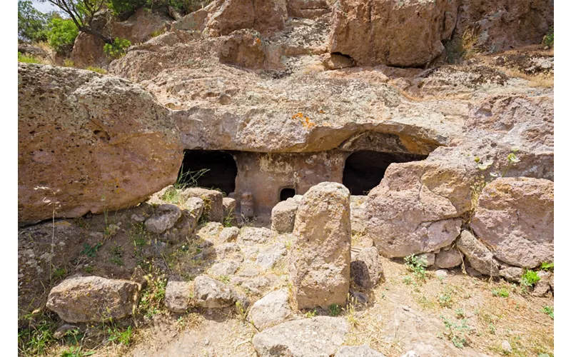 Domus de Janas, ou « Maisons des Fées »