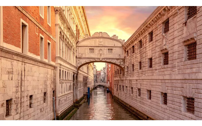 An outdoor stroll over the bridges of Venice