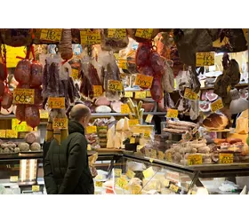 Banco di salumi e formaggi al mercato