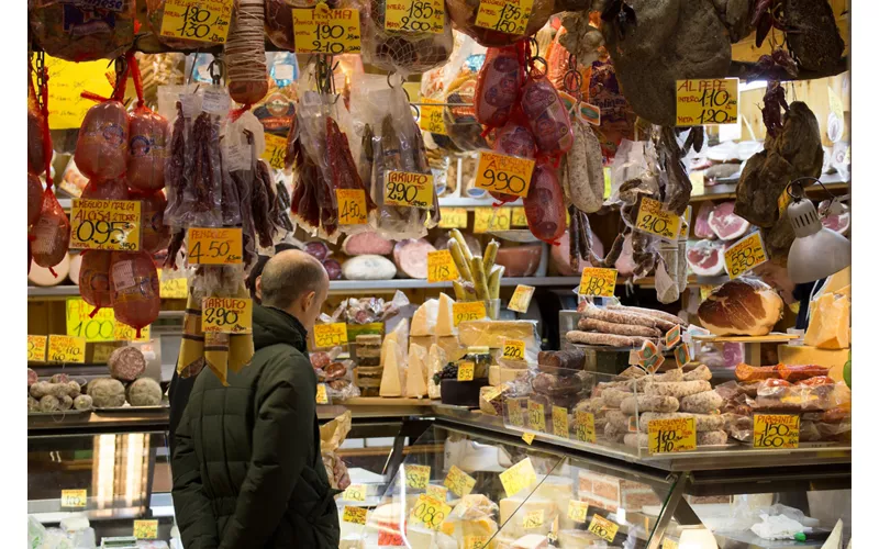 Banco di salumi e formaggi al mercato