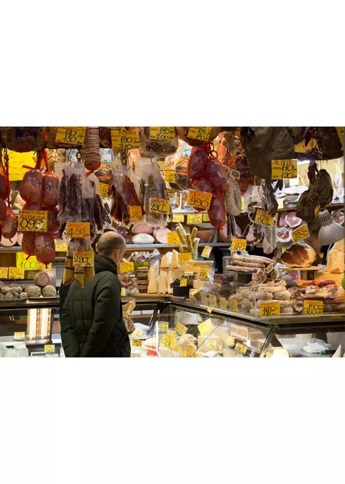 Banco di salumi e formaggi al mercato