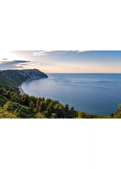 Mezzavalle beach in the Riviera del Conero, Italy - Italia.it