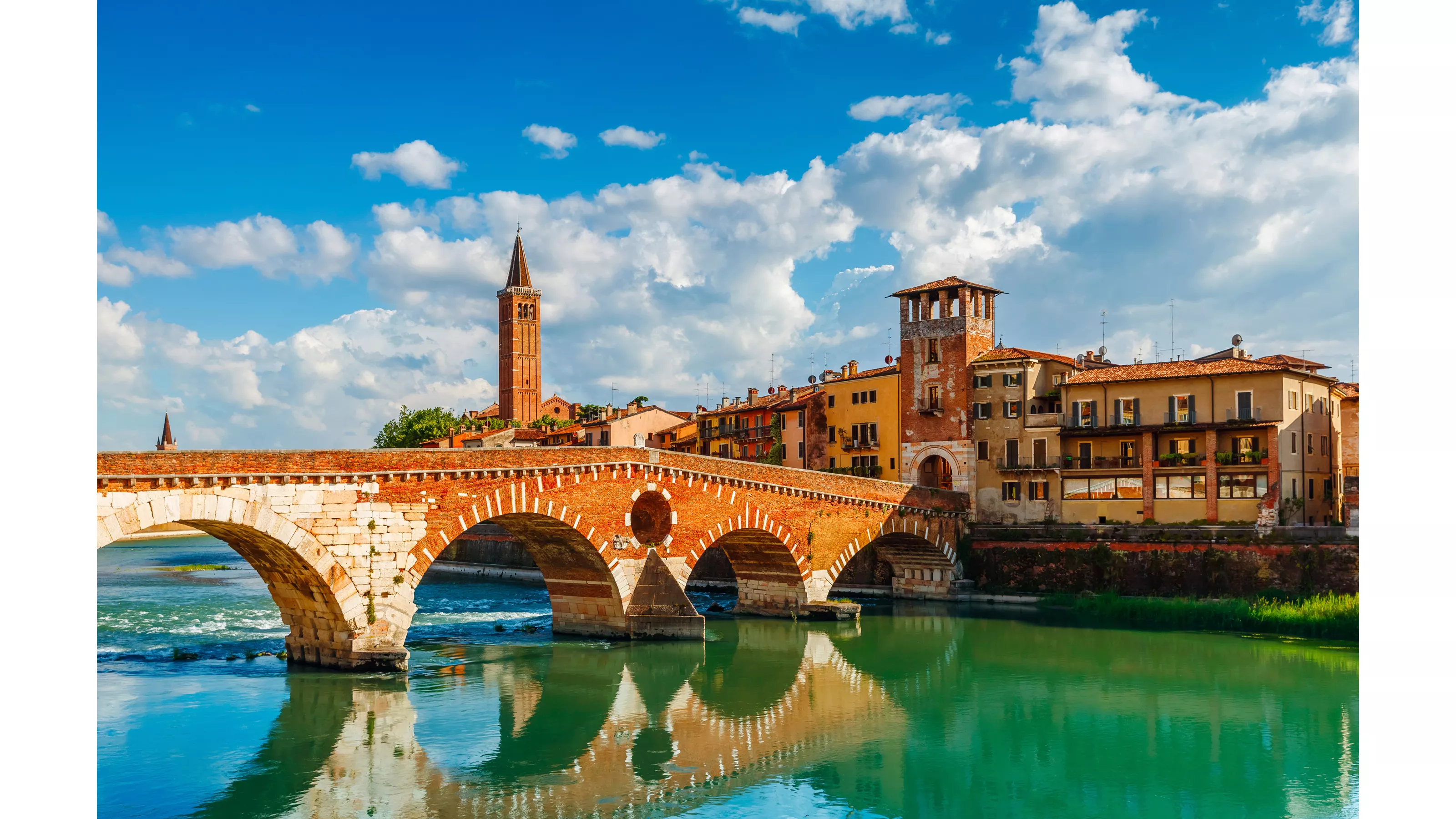 Ponte Pietra, puente romano sobre el río Adigio en Verona