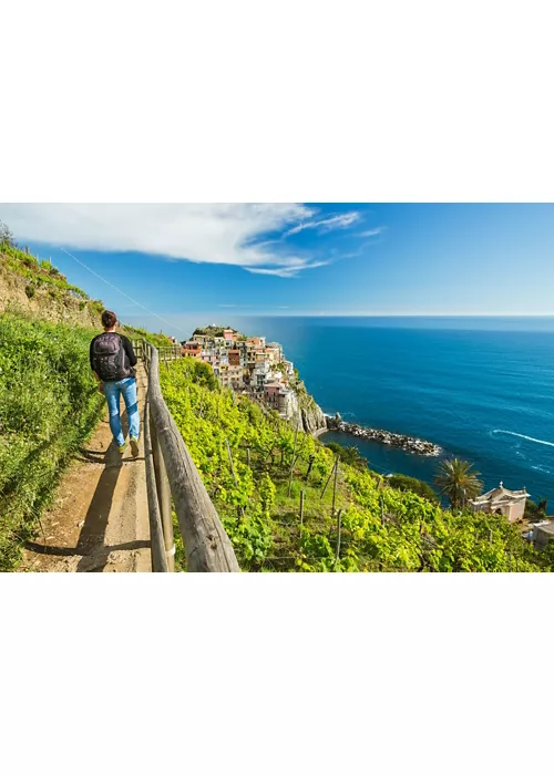 In Liguria, climbing sulle falesie a picco sul mare