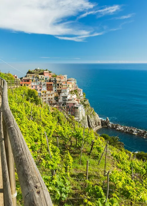 In Liguria, climbing sulle falesie a picco sul mare