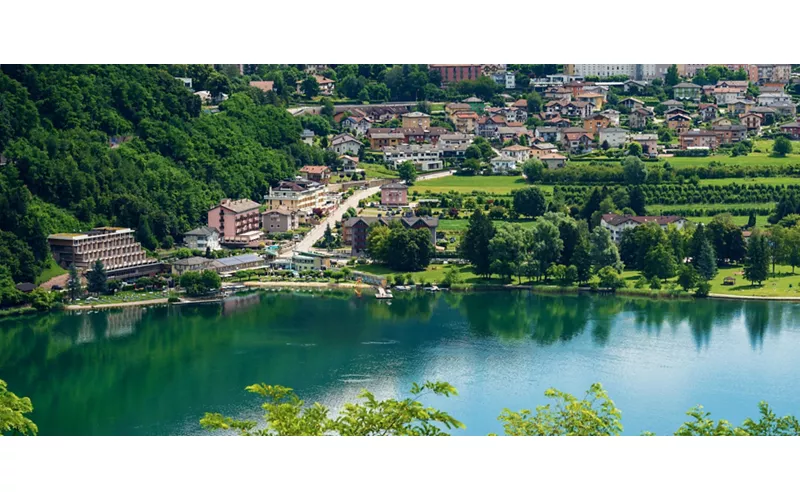 Lacs de Levico et Caldonazzo : eaux calmes et Pavillon Bleu