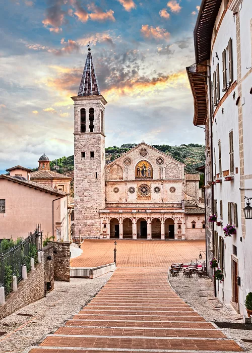 Entre santos y bandoleros: 5 sugerentes rutas de senderismo en el centro-sur de Italia