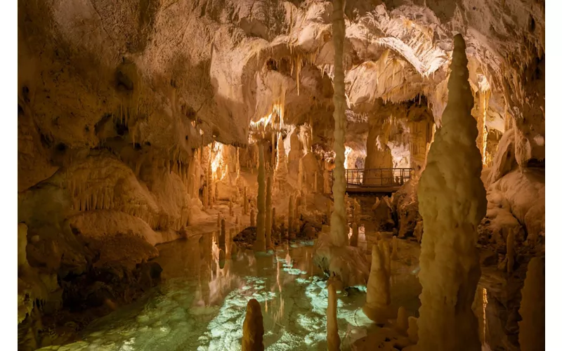 De las cuevas de Frasassi al mar de Falconara Marittima