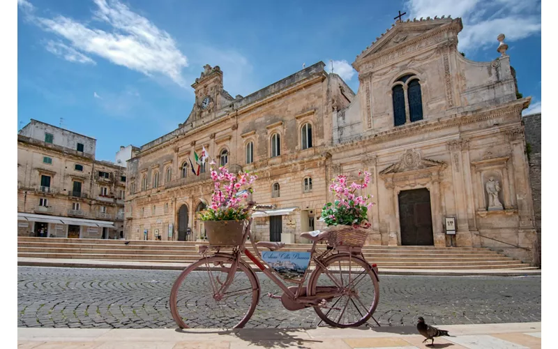 Une promenade à vélo peinte en bleu