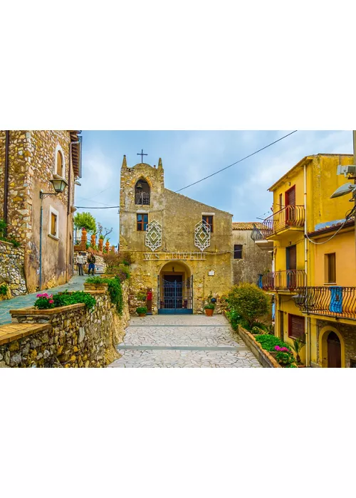 Castelmola, a window on the sea a few steps from Taormina