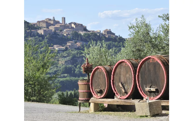 Veduta di Montepulciano con botti di vino in primo piano