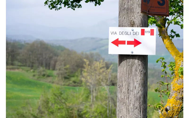 Le sentier des Dieux et la route de la Laine et de la Soie