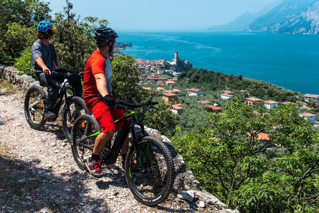 Mountain bike nelle colline che sovrastano Malcesine, Lago di Garda, VR,  Veneto, Italy