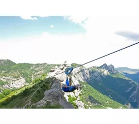 Zipline, ein adrenalingeladener Flug durch die Natur