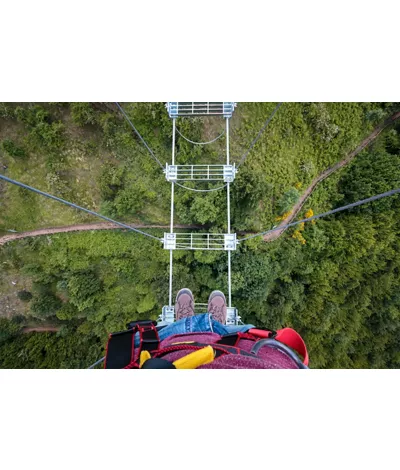 Caminar en el vacío: emociones fuertes en el puente tibetano