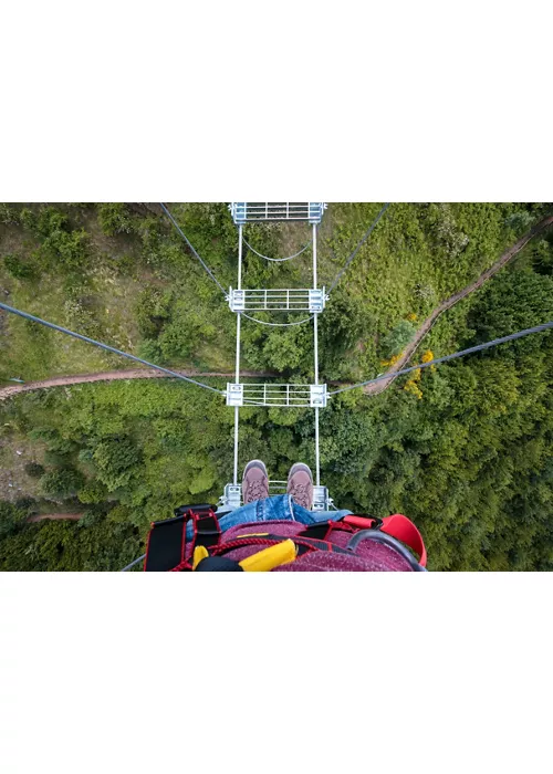 Caminar en el vacío: emociones fuertes en el puente tibetano