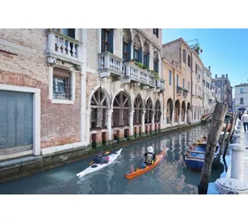 Camminare sulle acque con il kayak