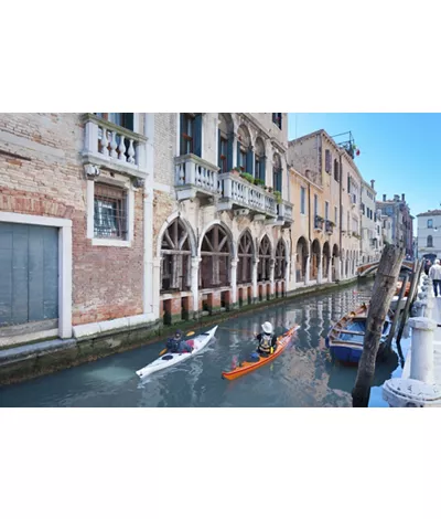 Wandern Sie mit dem Kajak über das Wasser