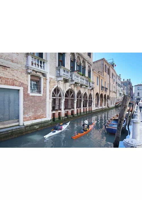Wandern Sie mit dem Kajak über das Wasser