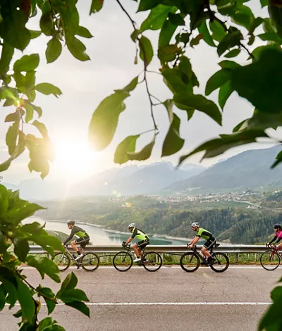 Trentino, en bicicleta por la naturaleza que perfuma a vinos y manzanas