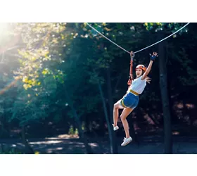 Abenteuerparks, die zwischen den Ästen schweben