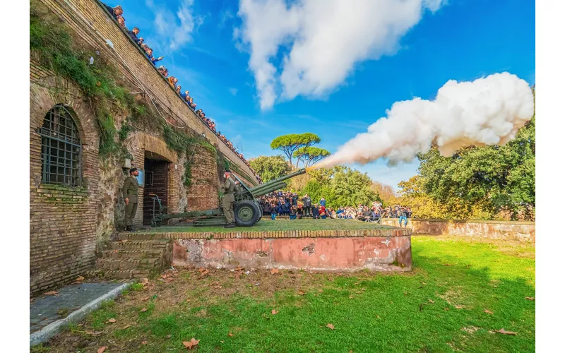 Sparo a salve del Cannone del Gianicolo. Photo by: ValerioMei / shutterstock.com