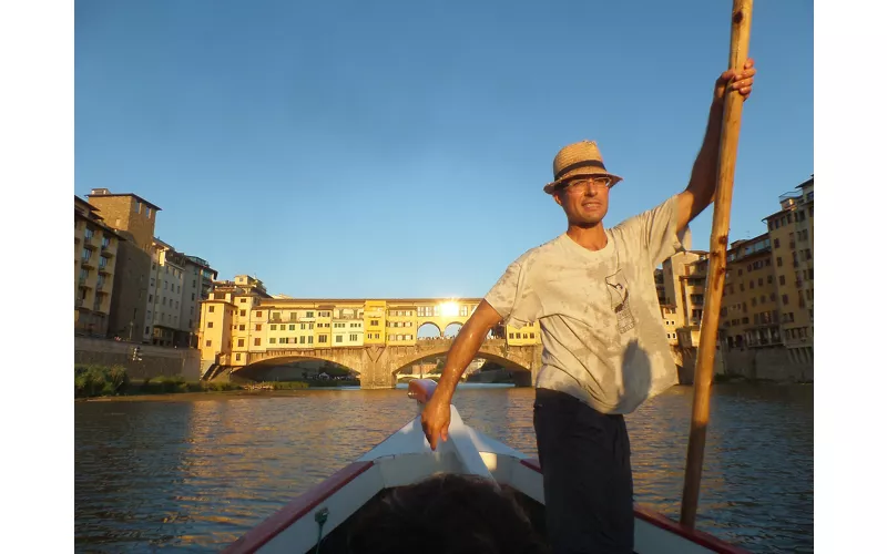 Un paseo por el río Arno en las antiguas barquetas de los “Renaioli”