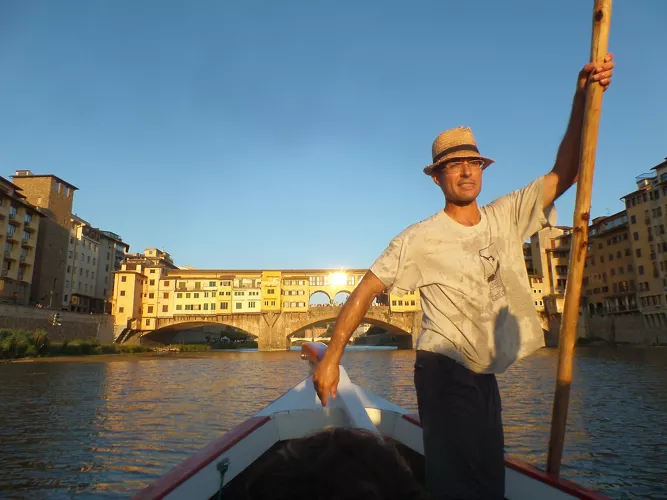 A trip down the River Arno on-board Renaioli boats