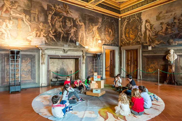Discover Palazzo Vecchio between theatrical visits and secret passages