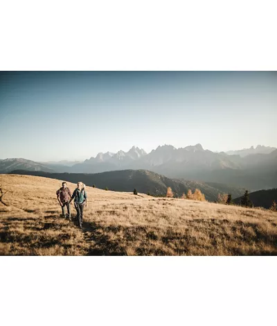 couple strolls in the dolomites