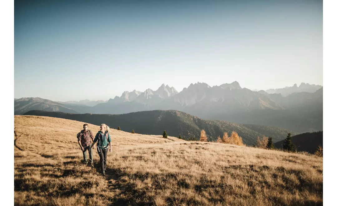 couple strolls in the dolomites