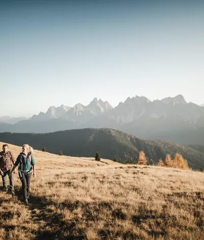 couple strolls in the dolomites
