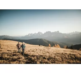 coppia passeggia sulle dolomiti