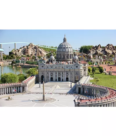 Basilica di S.Pietro in miniatura - Photo by: Natalia Svistunova / Shutterstock.com