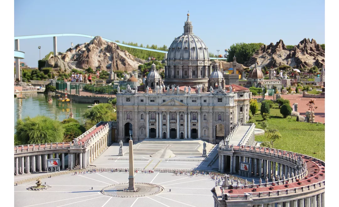 Basilica di S.Pietro in miniatura - Photo by: Natalia Svistunova / Shutterstock.com