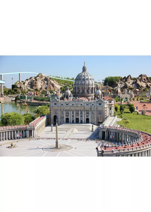 Basilica di S.Pietro in miniatura - Photo by: Natalia Svistunova / Shutterstock.com