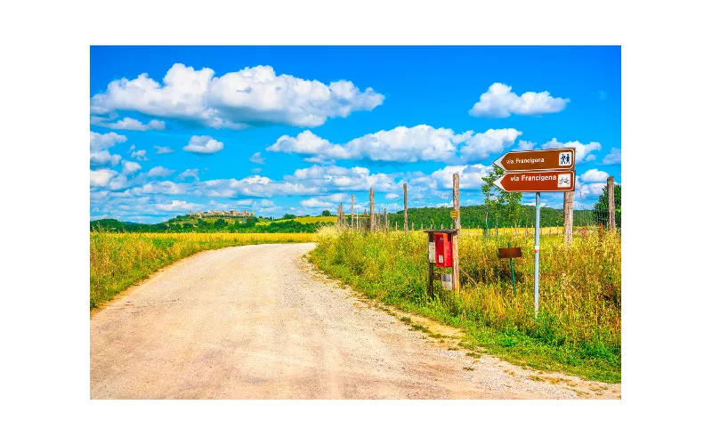 Percorso sulla Via Francigena , Monteriggioni, Toscana - Photo by StevenZZ / Shutterstock.com