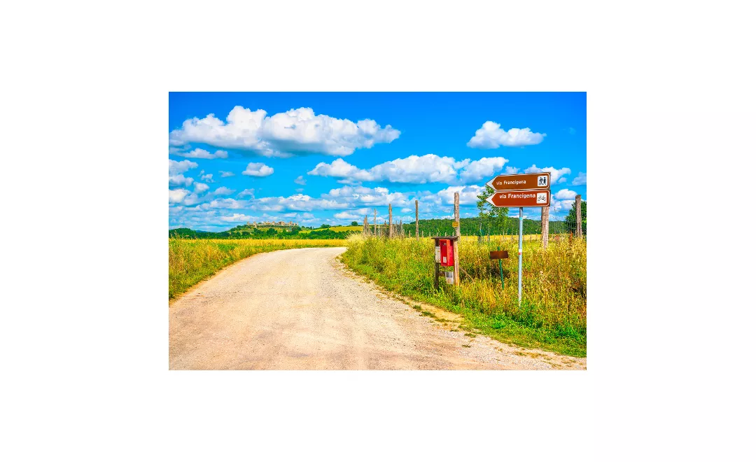 Percorso sulla Via Francigena , Monteriggioni, Toscana - Photo by StevenZZ / Shutterstock.com