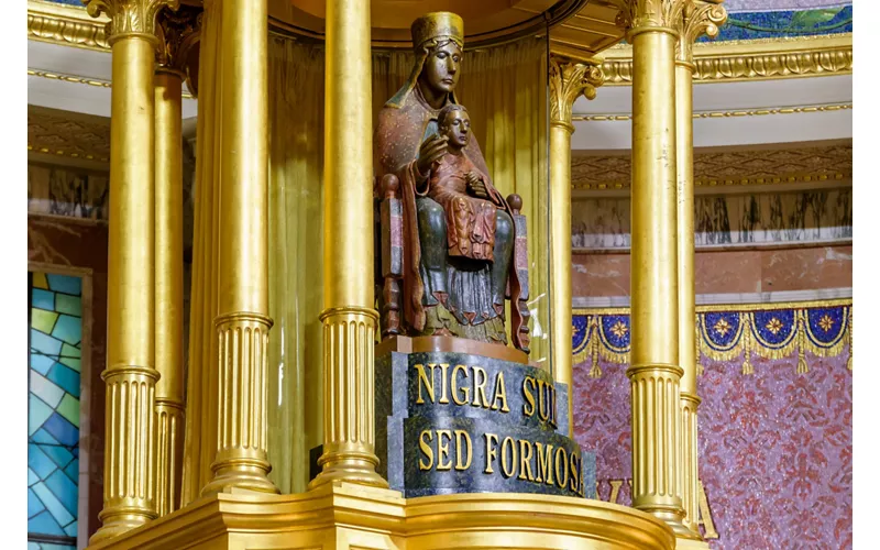 Statua della Madonna Nera di Tindari. Photo by: Roberto La Rosa  / Shutterstock.com